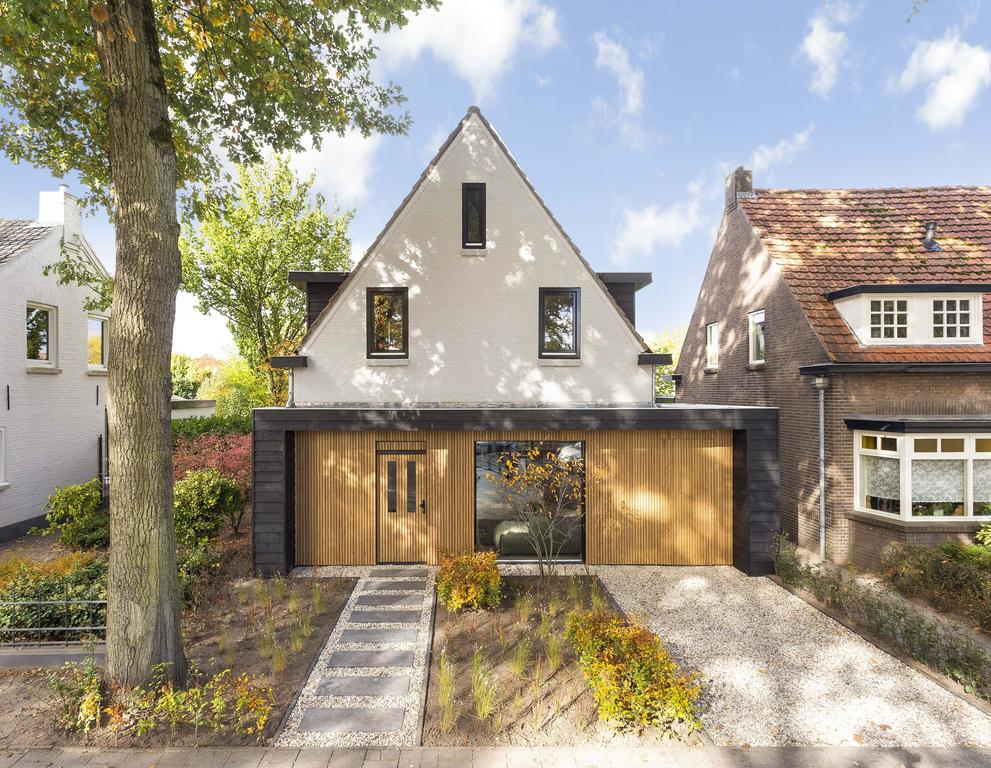 Prachtig gerenoveerde Nederlandse woning in het gouden uur